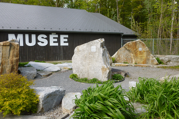 Une grosse roche en face du musée