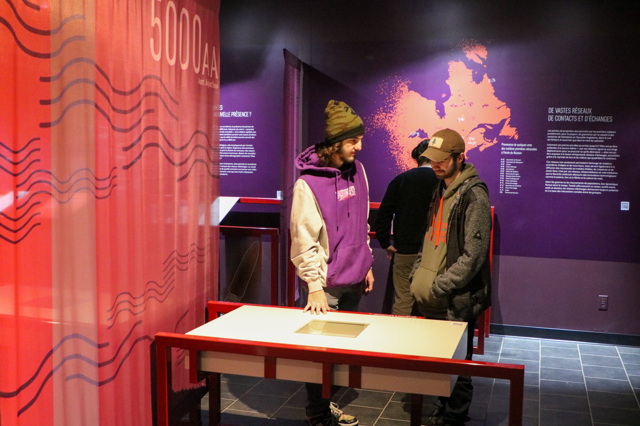 Deux personnes dans l'exposition voix nomades